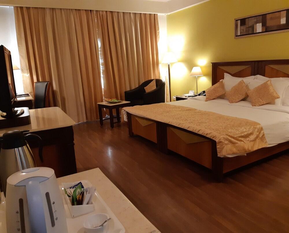 The Piccadily Hotel Lucknow Buitenkant foto