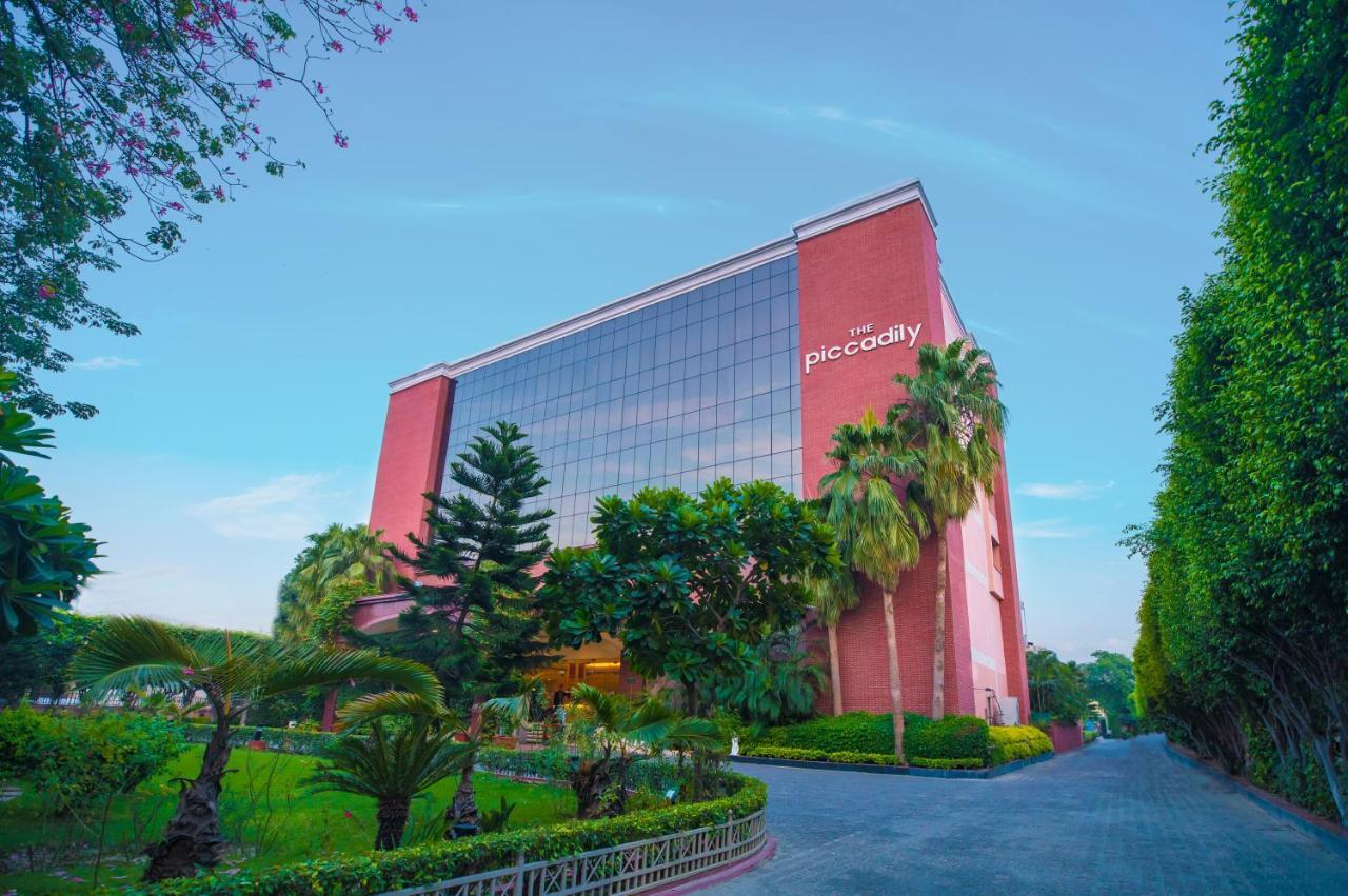 The Piccadily Hotel Lucknow Buitenkant foto