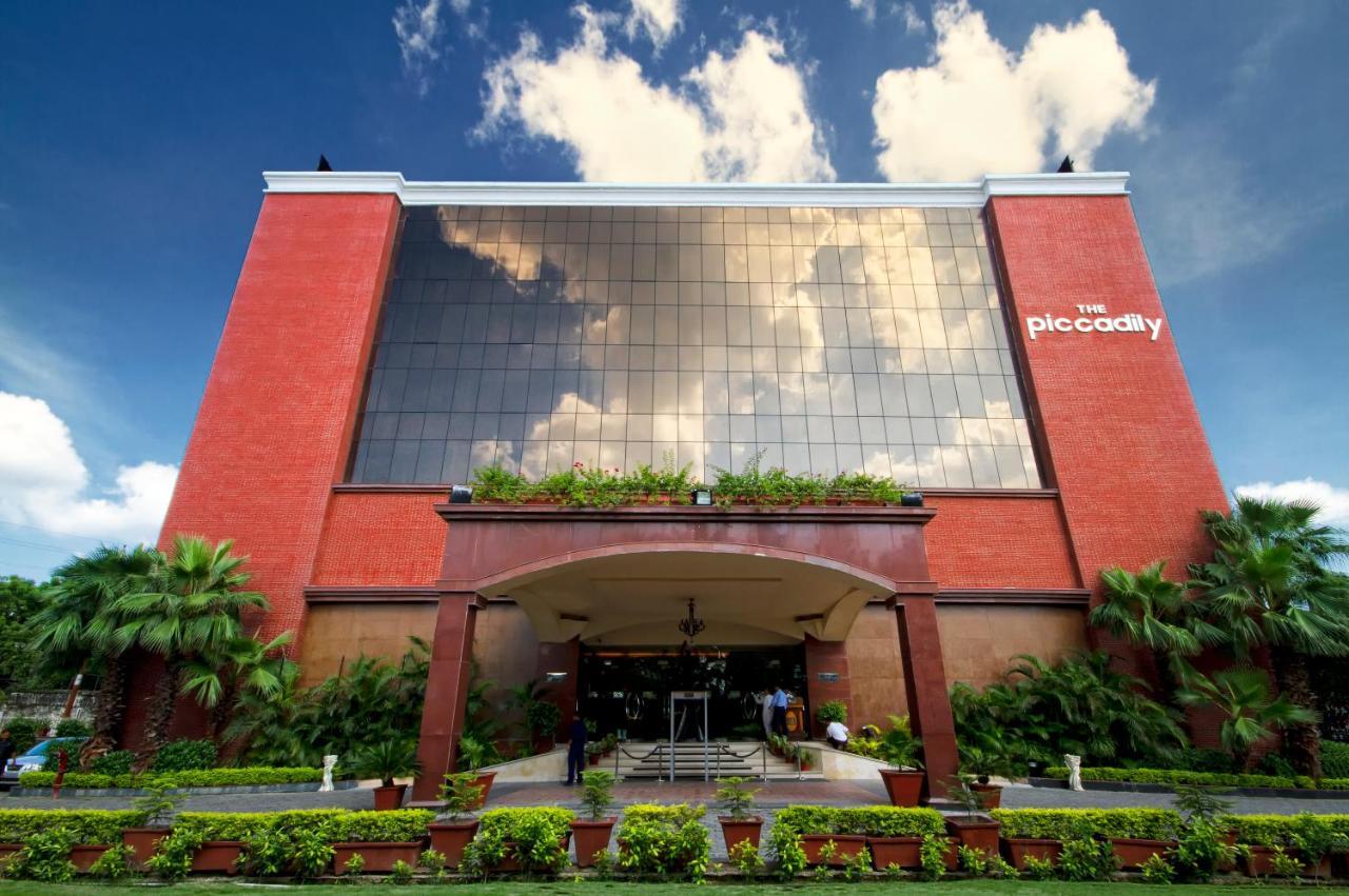 The Piccadily Hotel Lucknow Buitenkant foto