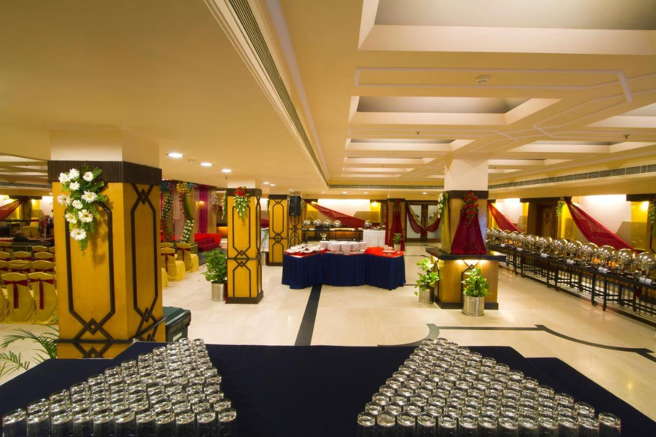 The Piccadily Hotel Lucknow Buitenkant foto