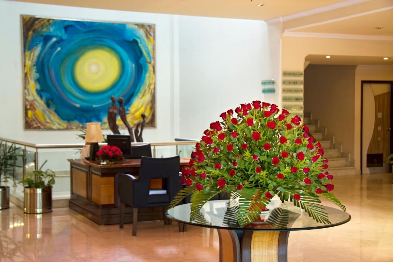 The Piccadily Hotel Lucknow Buitenkant foto