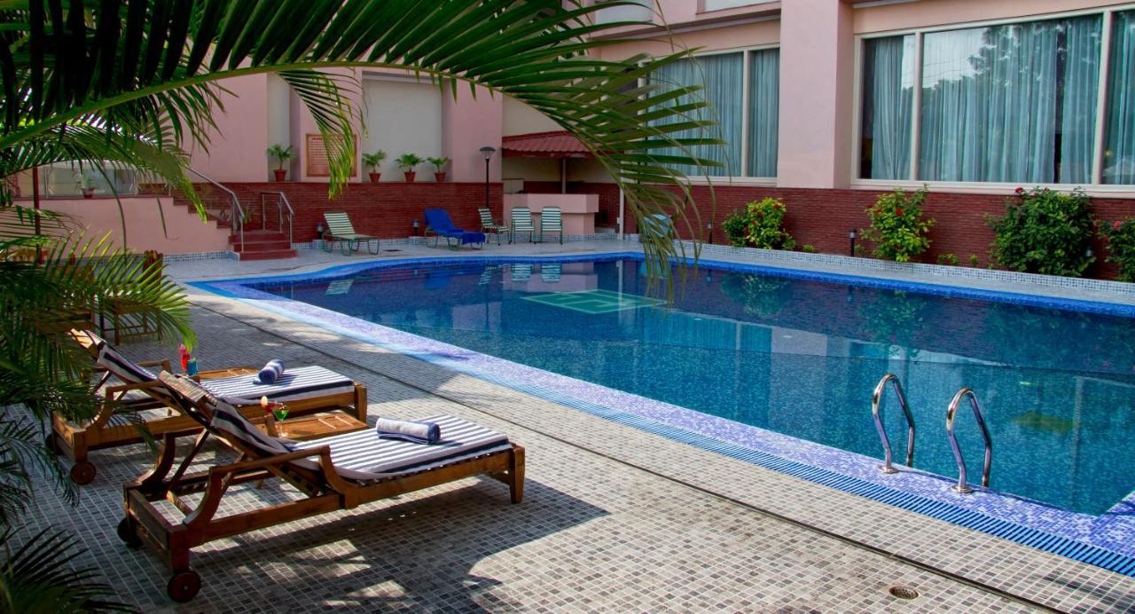 The Piccadily Hotel Lucknow Buitenkant foto