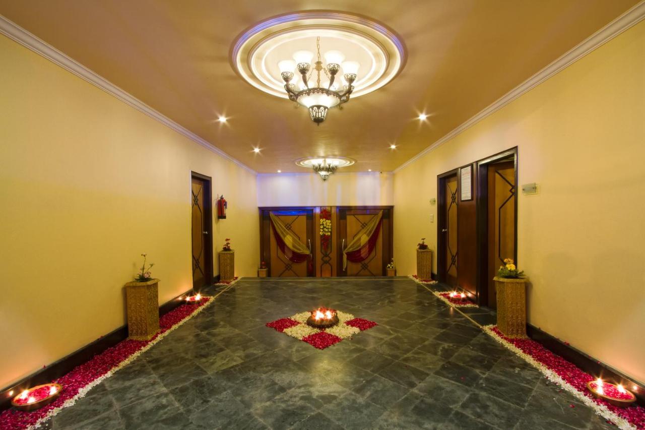 The Piccadily Hotel Lucknow Buitenkant foto