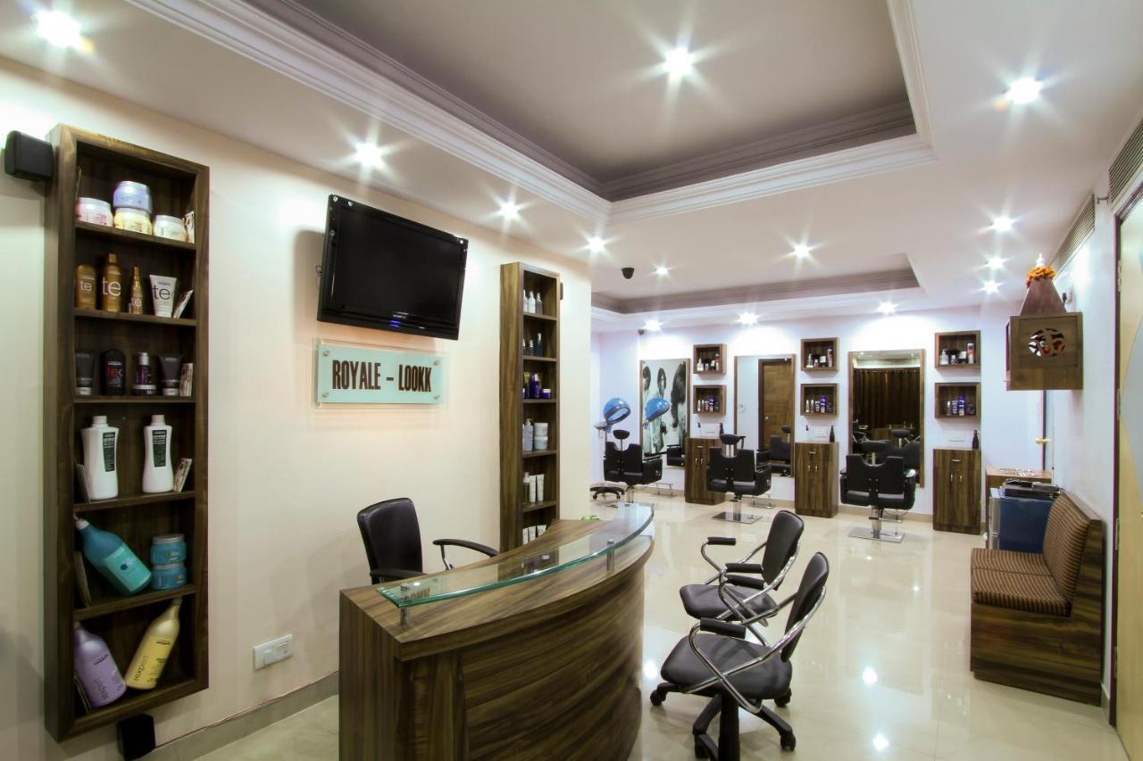 The Piccadily Hotel Lucknow Buitenkant foto