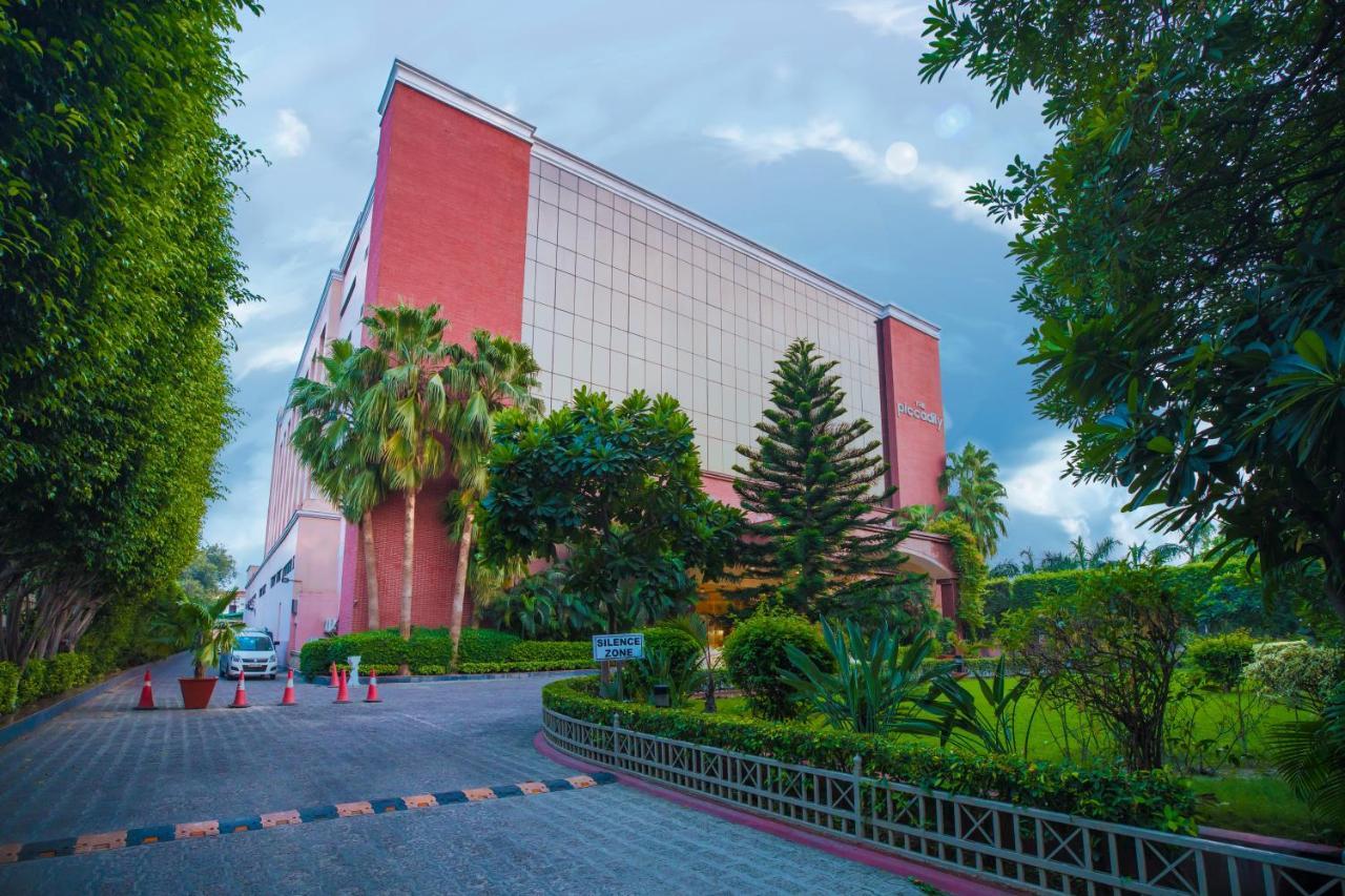 The Piccadily Hotel Lucknow Buitenkant foto