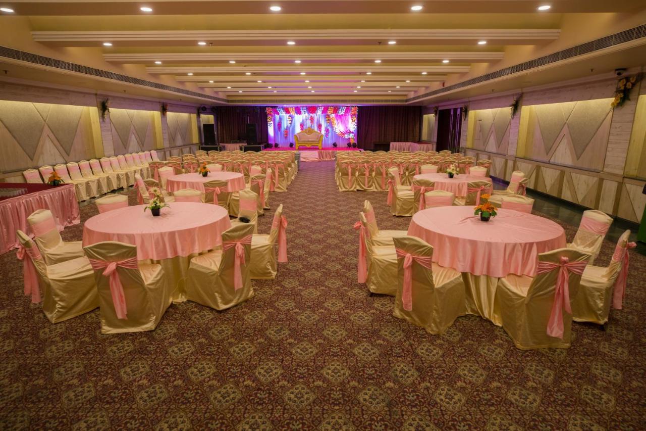 The Piccadily Hotel Lucknow Buitenkant foto
