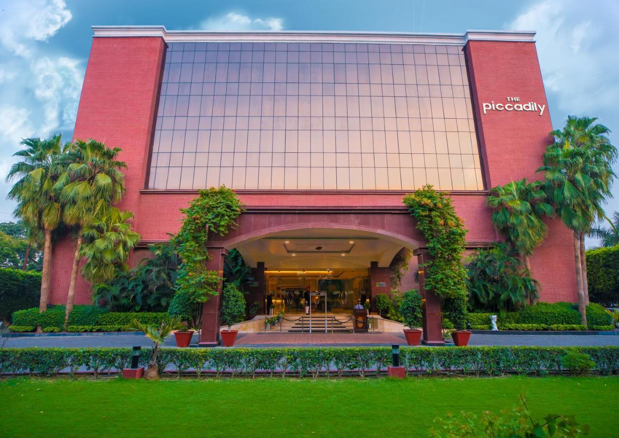 The Piccadily Hotel Lucknow Buitenkant foto
