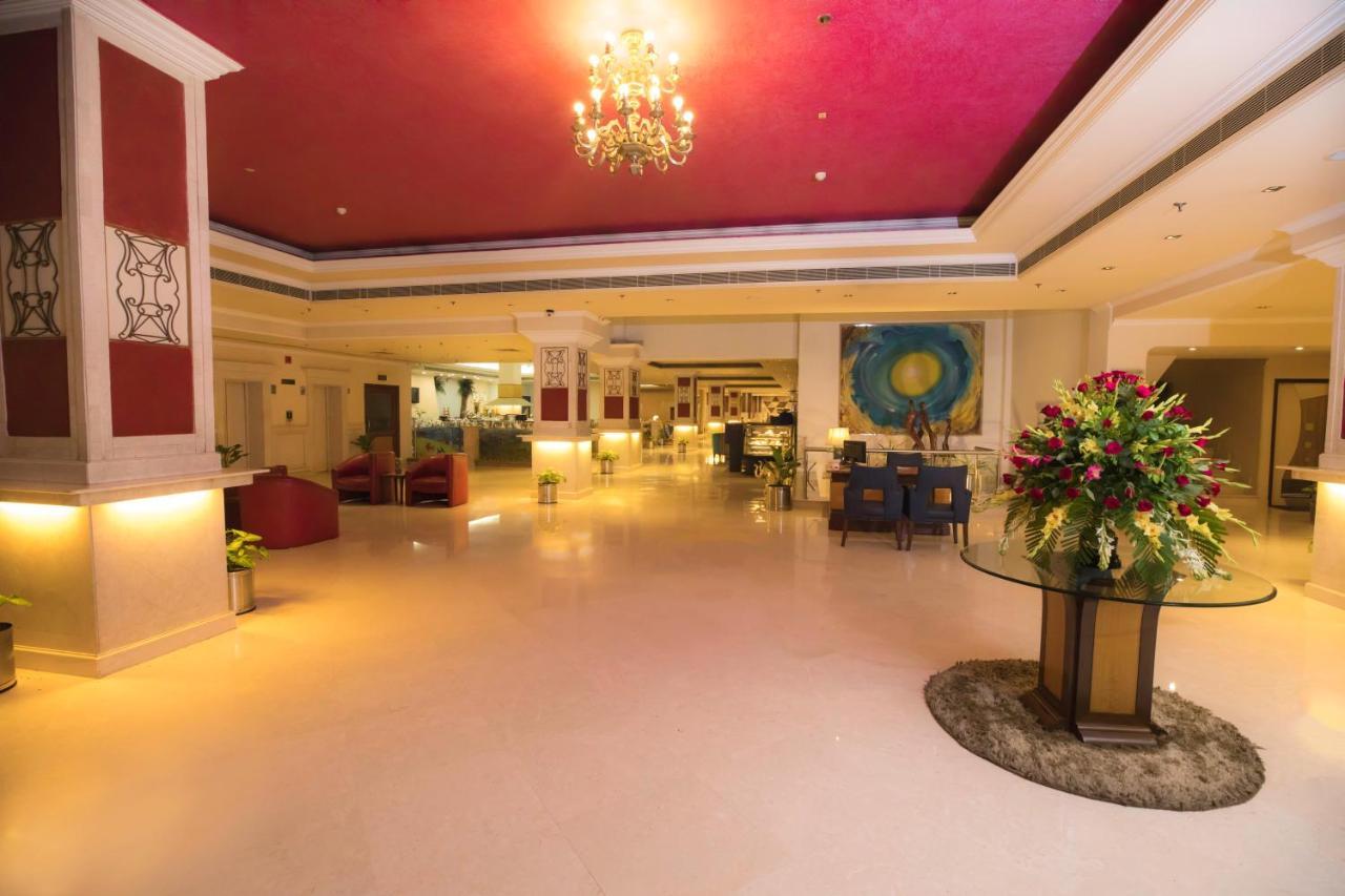 The Piccadily Hotel Lucknow Buitenkant foto