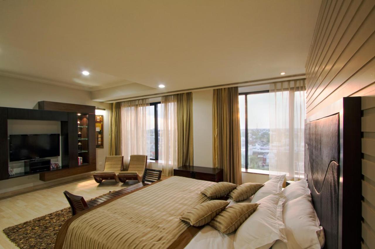 The Piccadily Hotel Lucknow Buitenkant foto