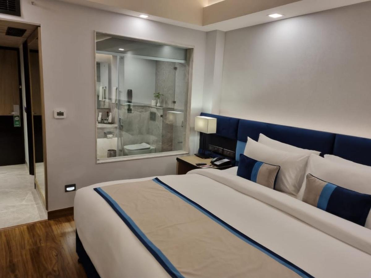 The Piccadily Hotel Lucknow Buitenkant foto