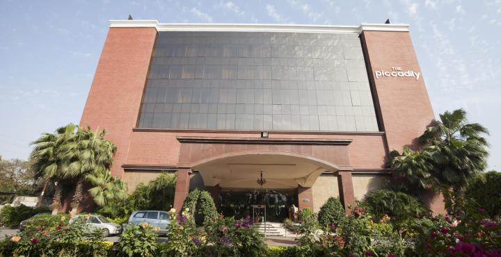 The Piccadily Hotel Lucknow Buitenkant foto