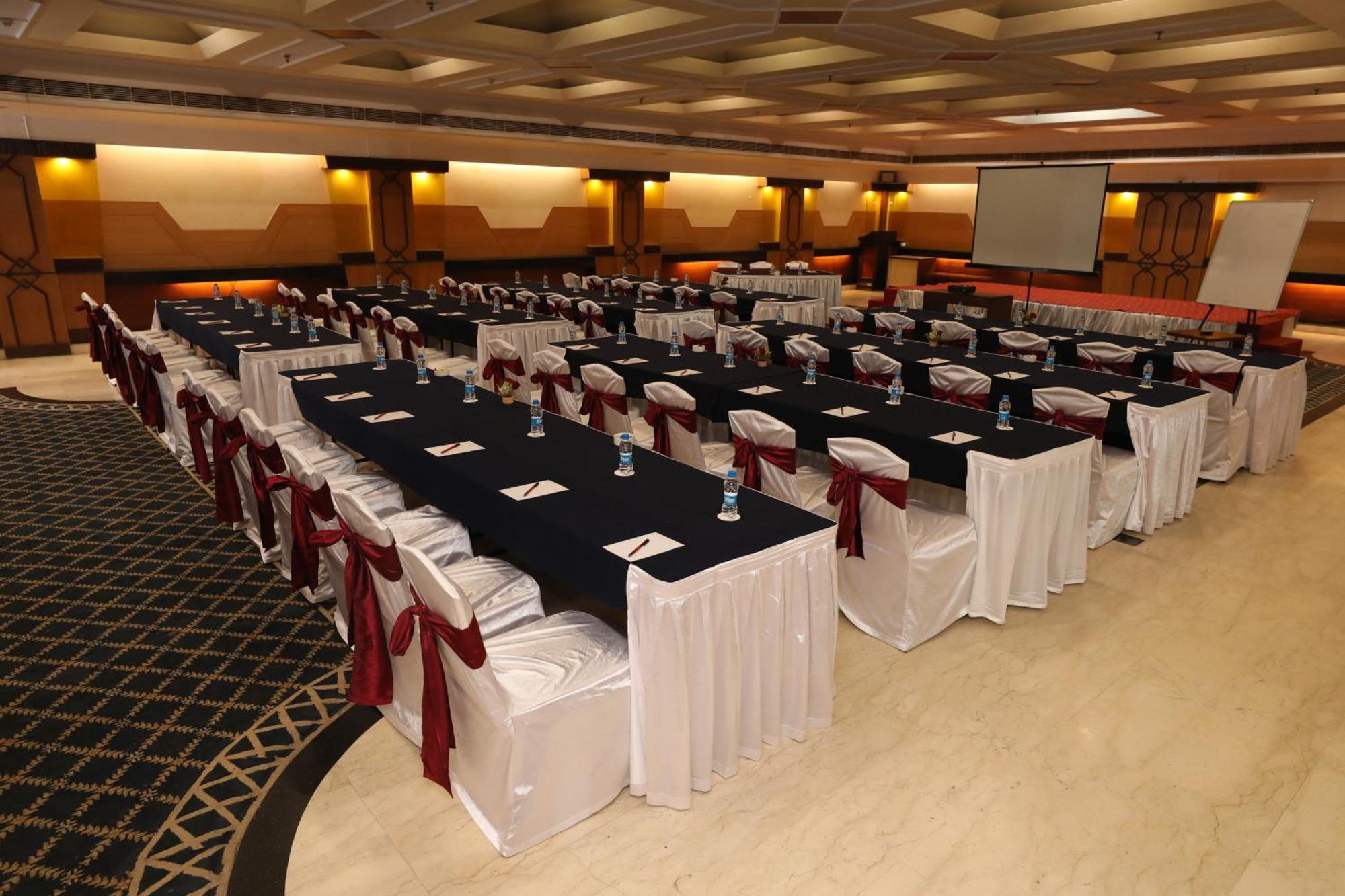 The Piccadily Hotel Lucknow Buitenkant foto