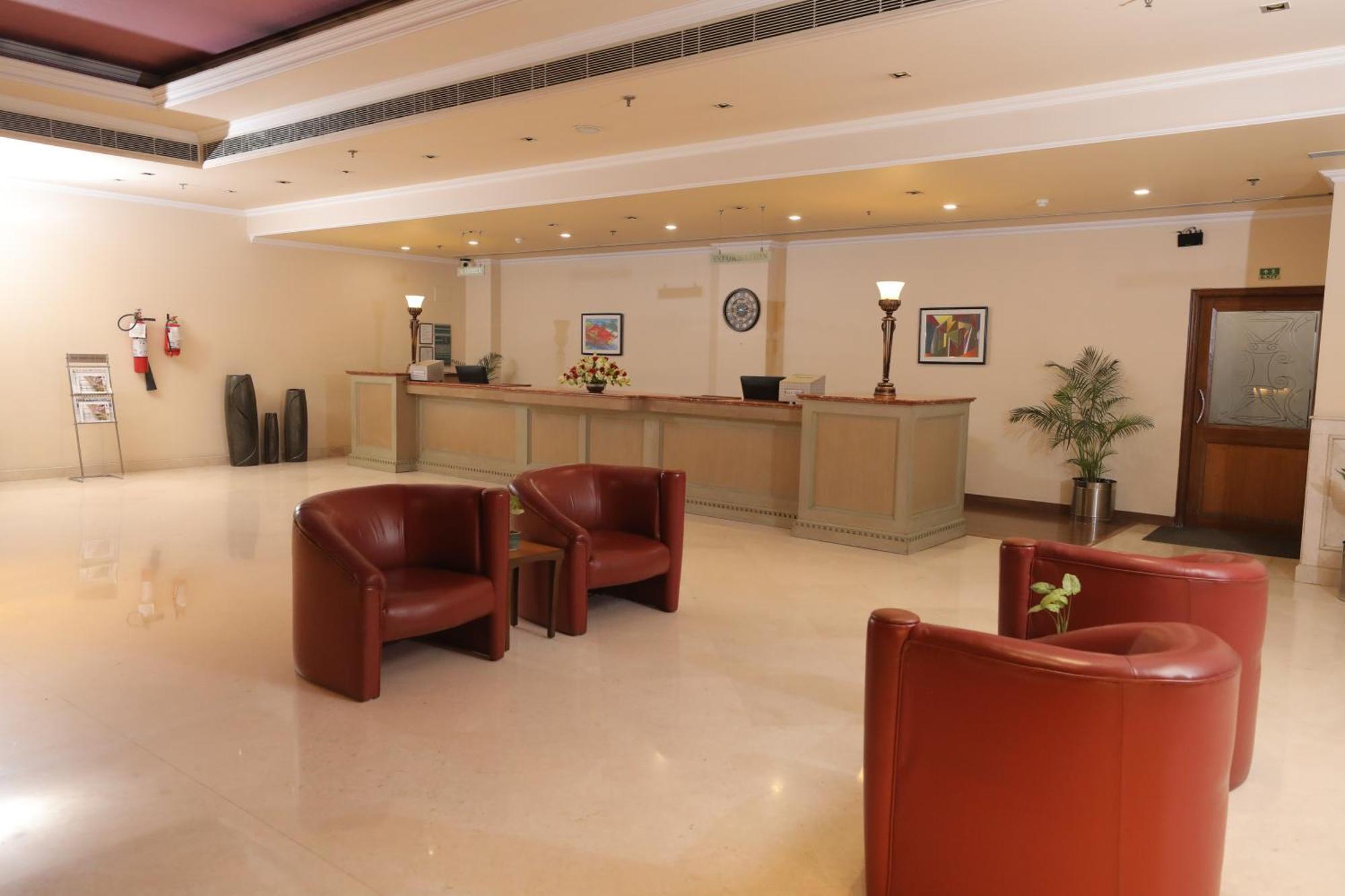 The Piccadily Hotel Lucknow Buitenkant foto