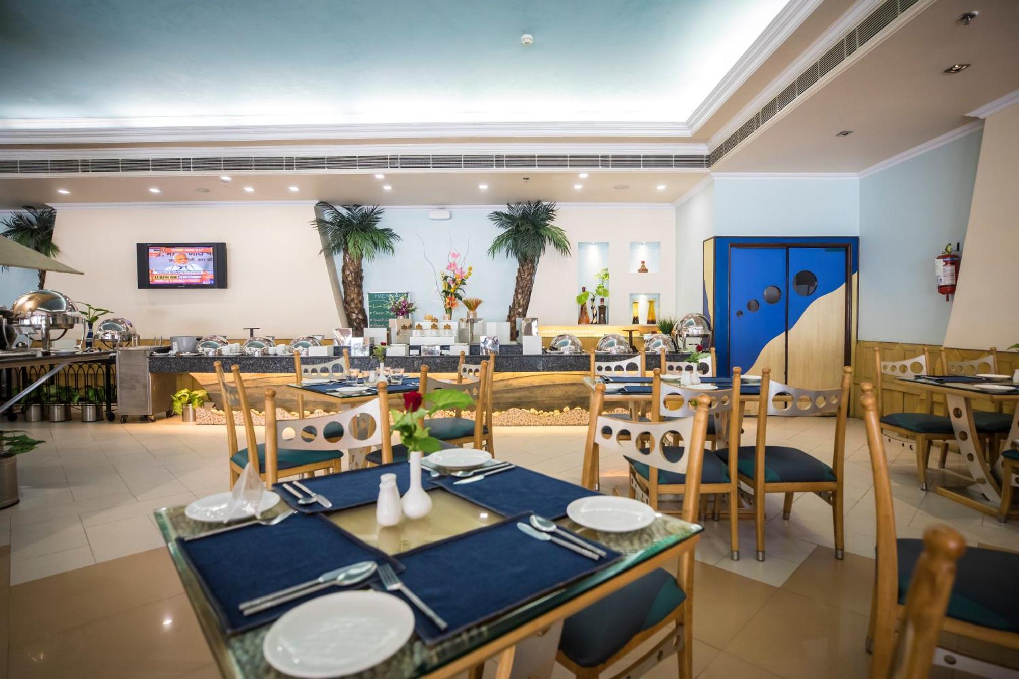 The Piccadily Hotel Lucknow Buitenkant foto