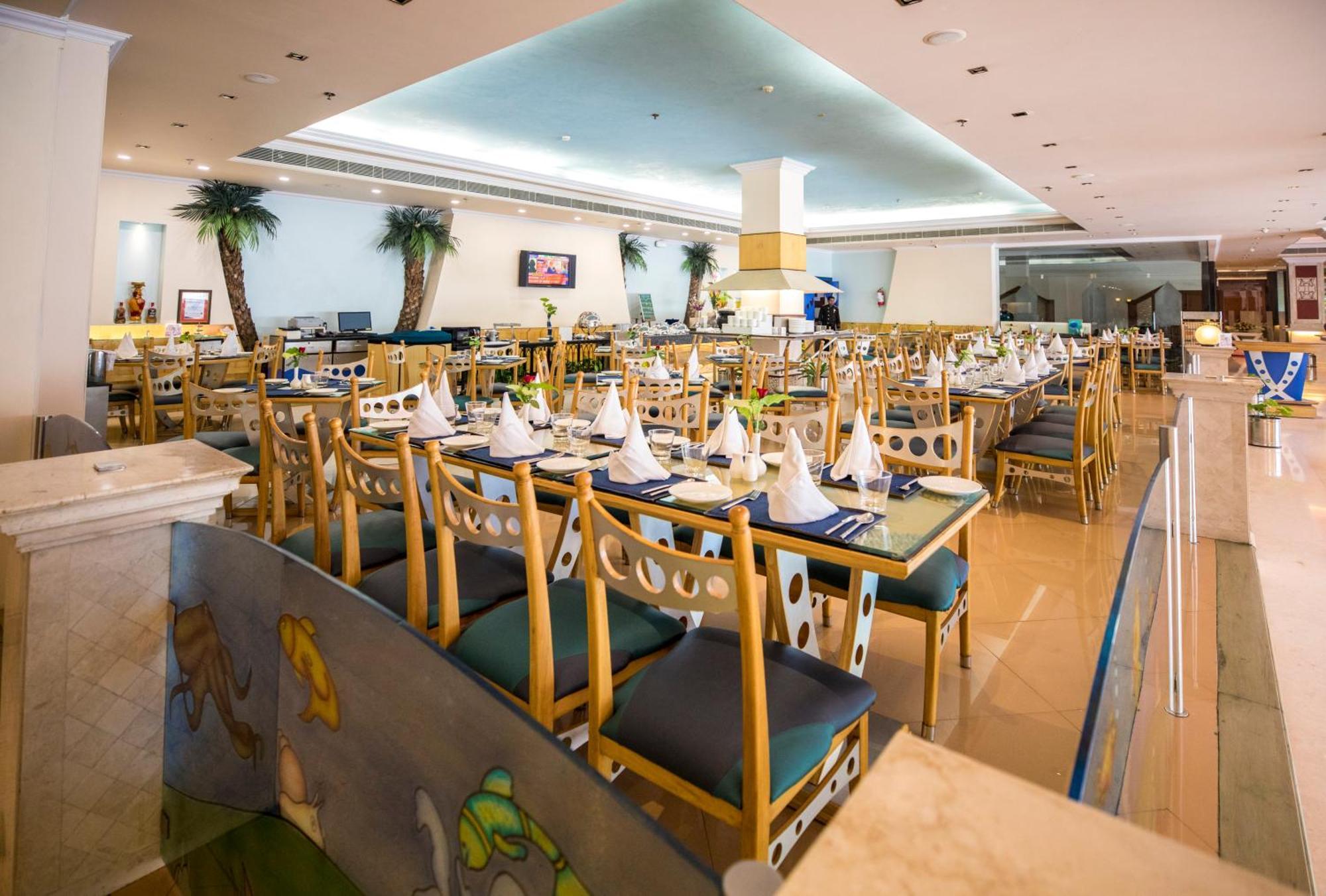 The Piccadily Hotel Lucknow Buitenkant foto
