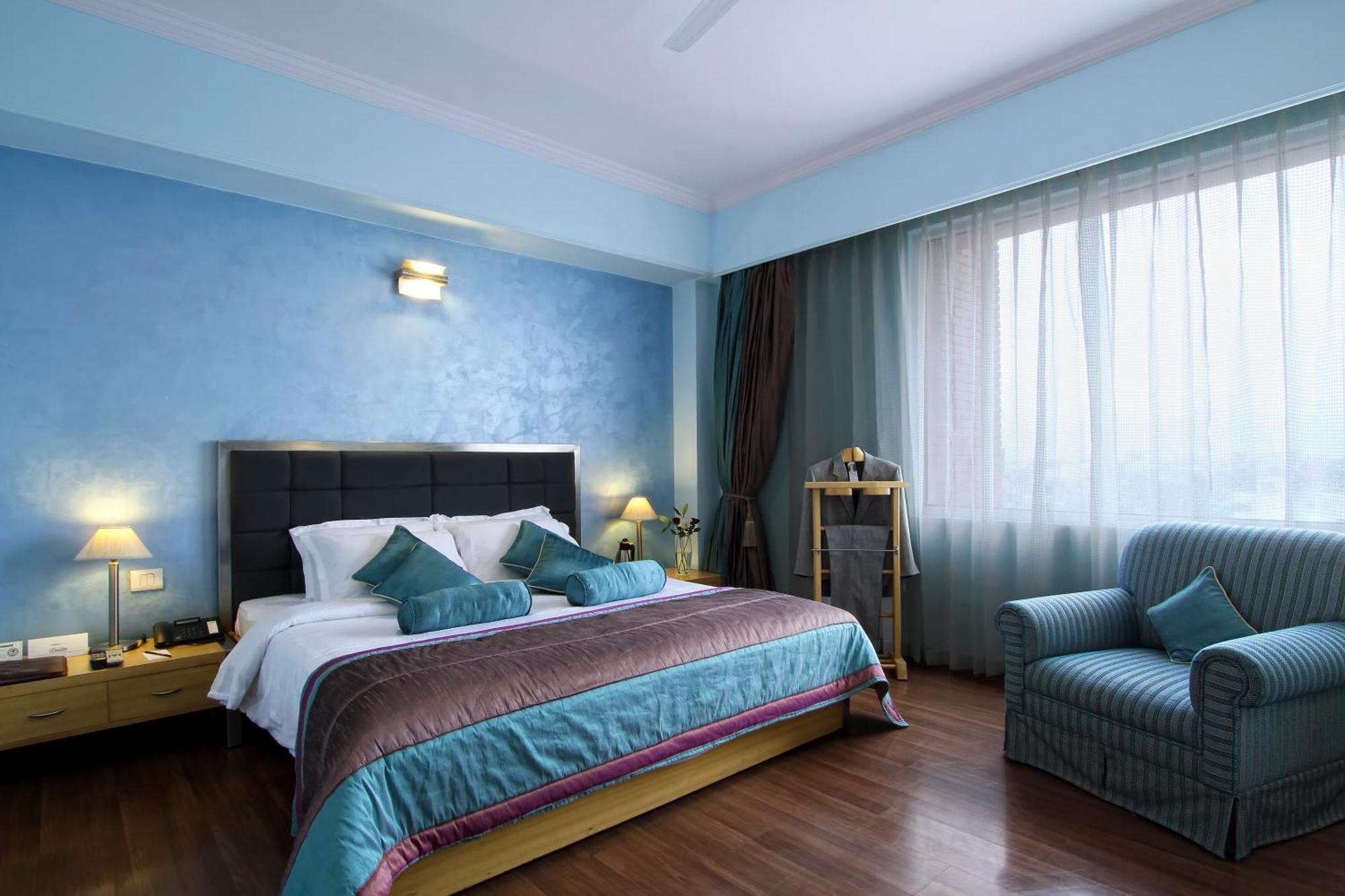 The Piccadily Hotel Lucknow Buitenkant foto