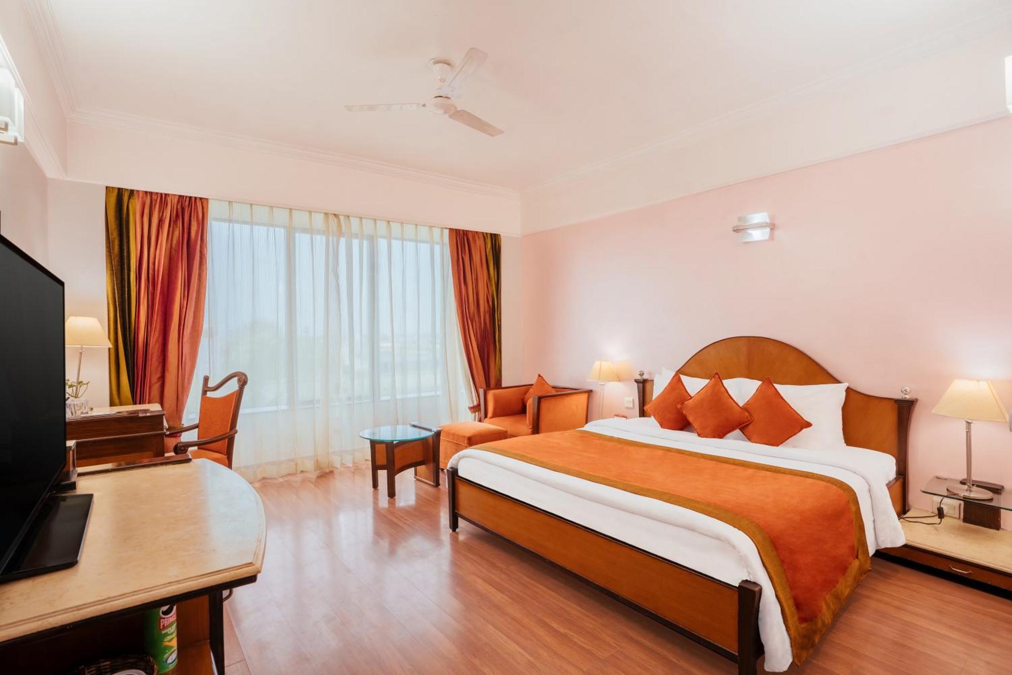 The Piccadily Hotel Lucknow Buitenkant foto