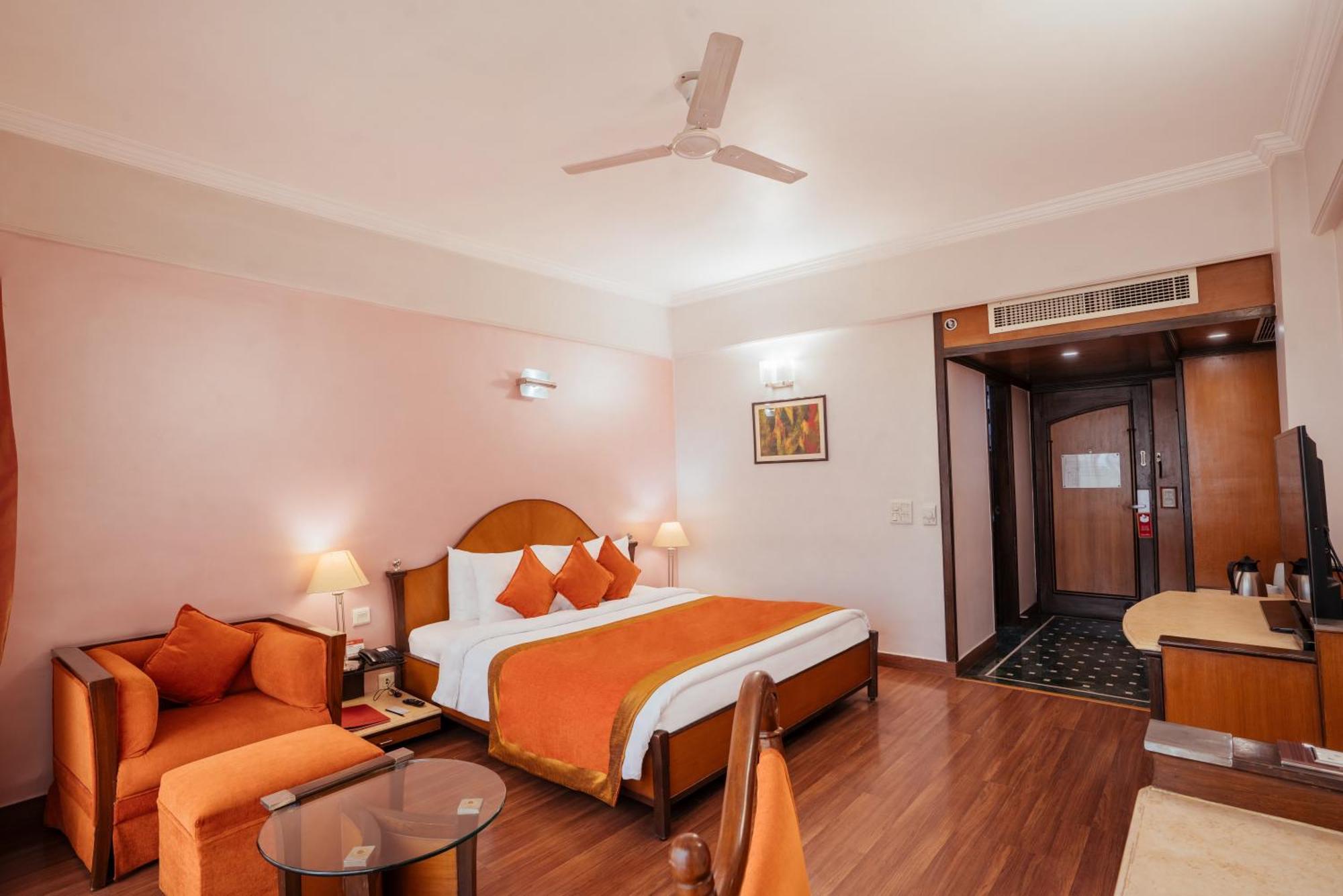 The Piccadily Hotel Lucknow Buitenkant foto