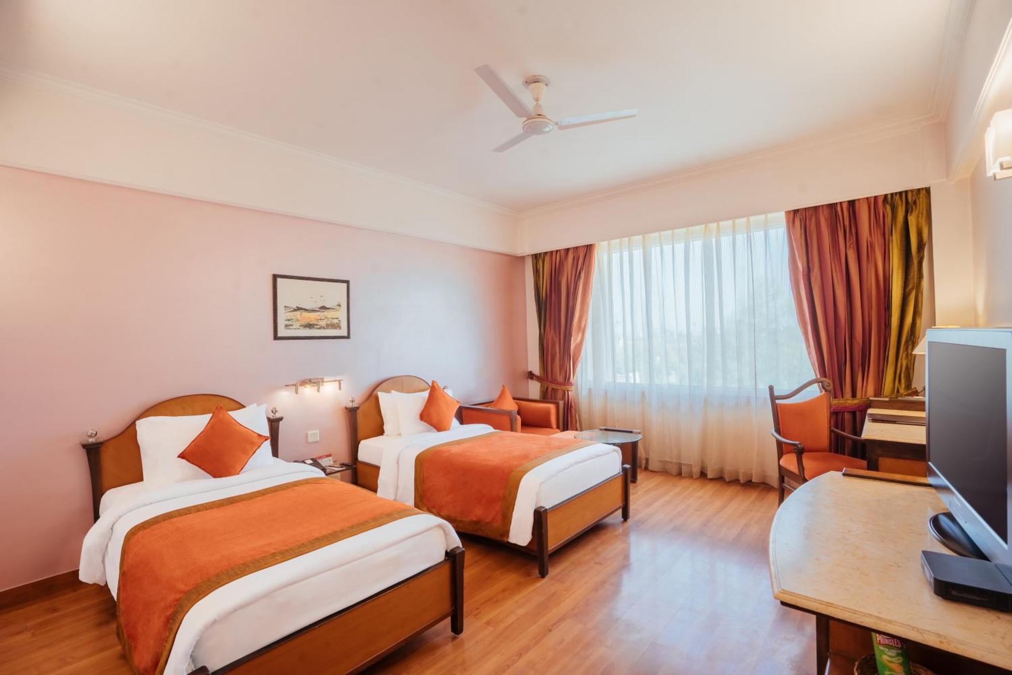 The Piccadily Hotel Lucknow Buitenkant foto