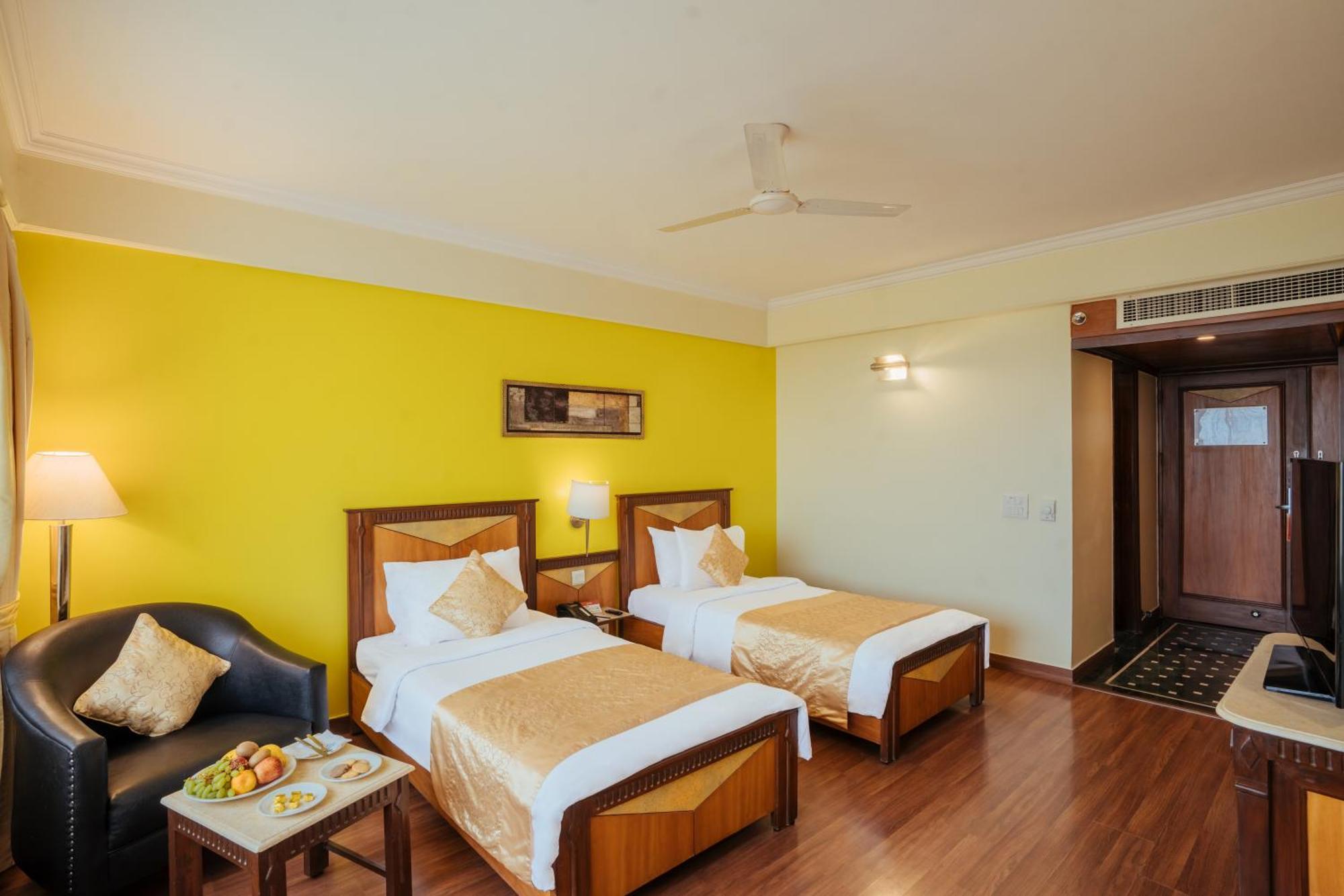 The Piccadily Hotel Lucknow Buitenkant foto