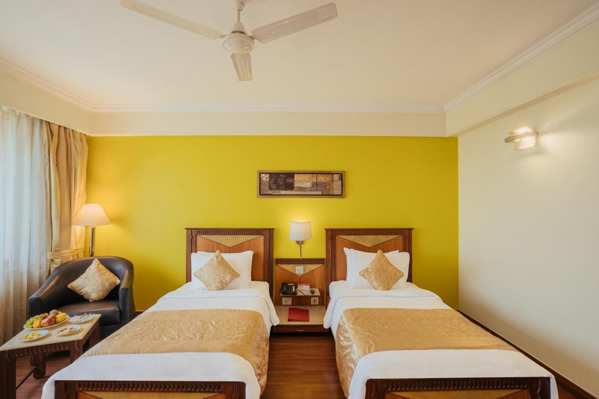 The Piccadily Hotel Lucknow Buitenkant foto