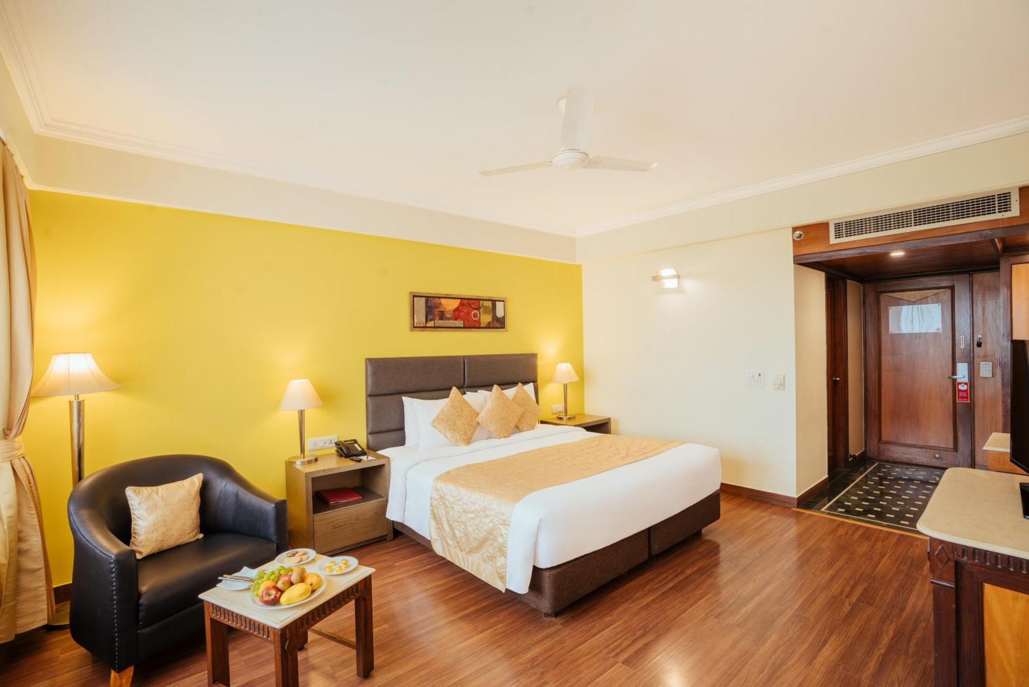 The Piccadily Hotel Lucknow Buitenkant foto