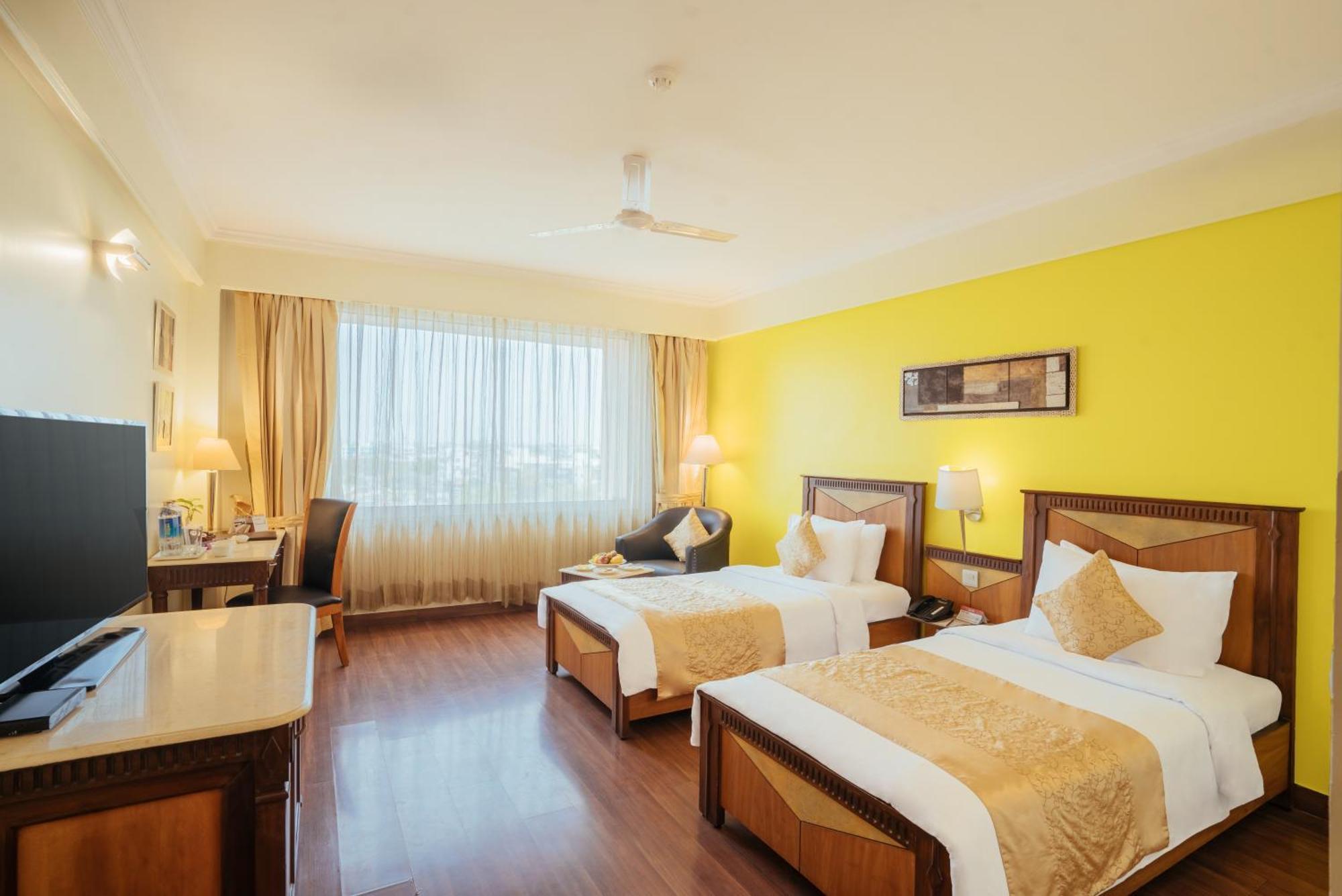 The Piccadily Hotel Lucknow Buitenkant foto