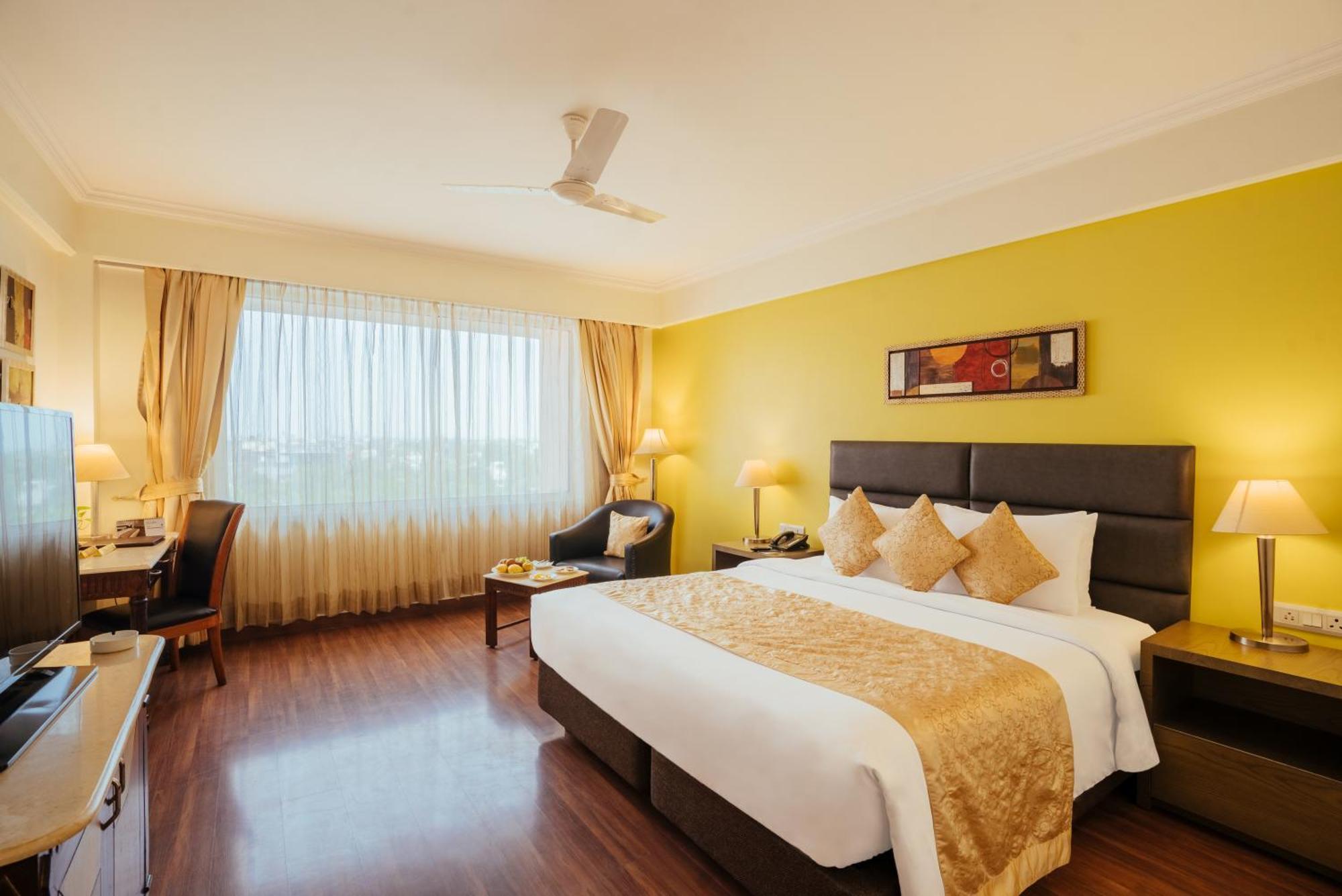 The Piccadily Hotel Lucknow Buitenkant foto