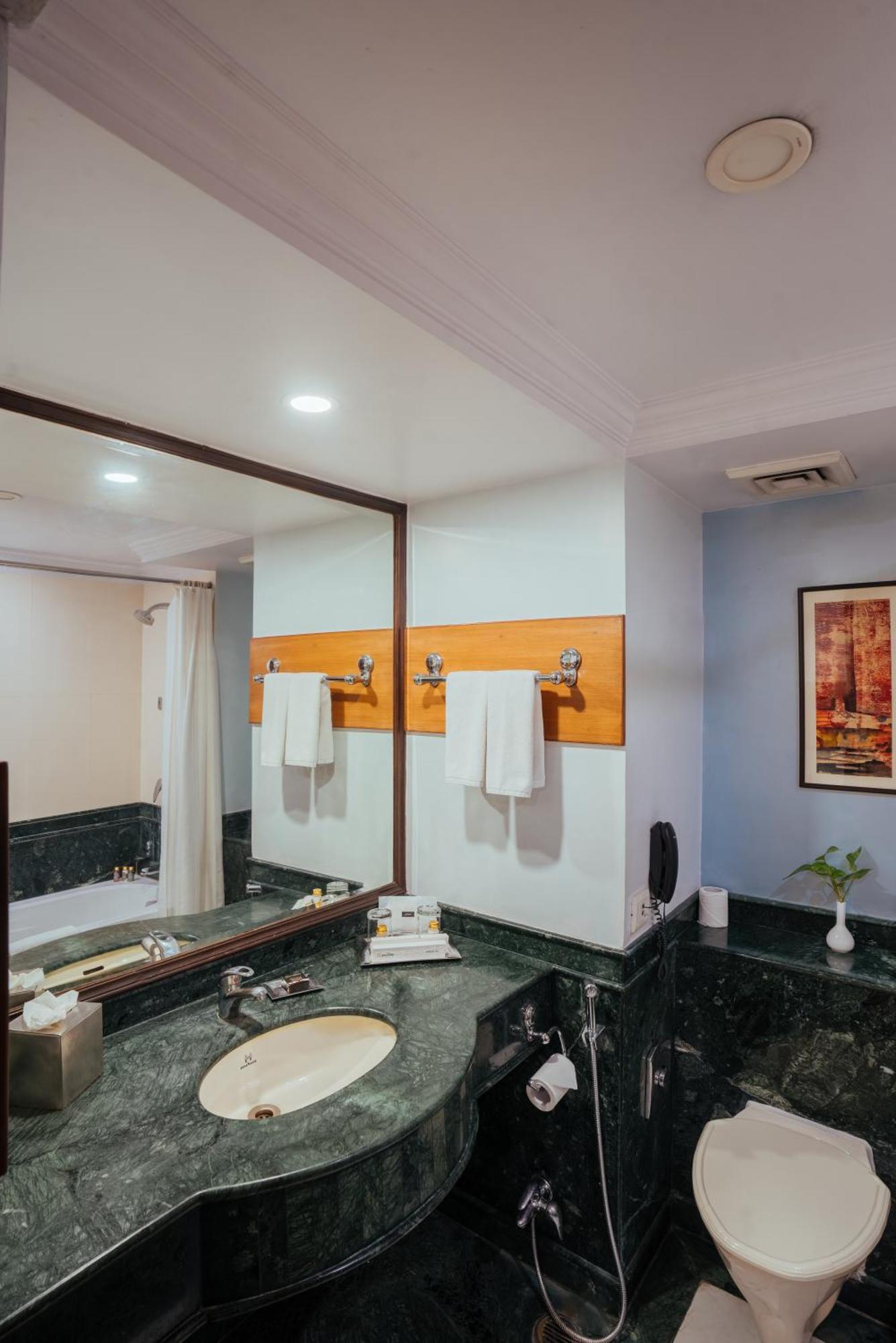 The Piccadily Hotel Lucknow Buitenkant foto