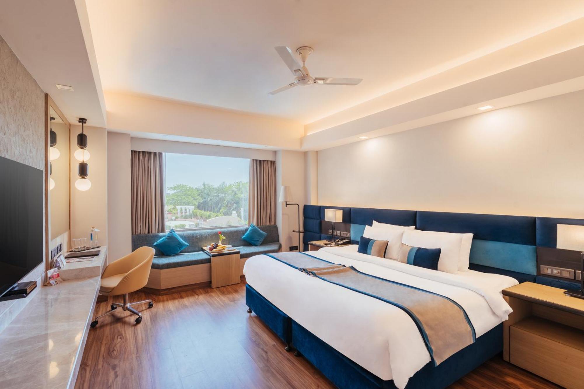 The Piccadily Hotel Lucknow Buitenkant foto