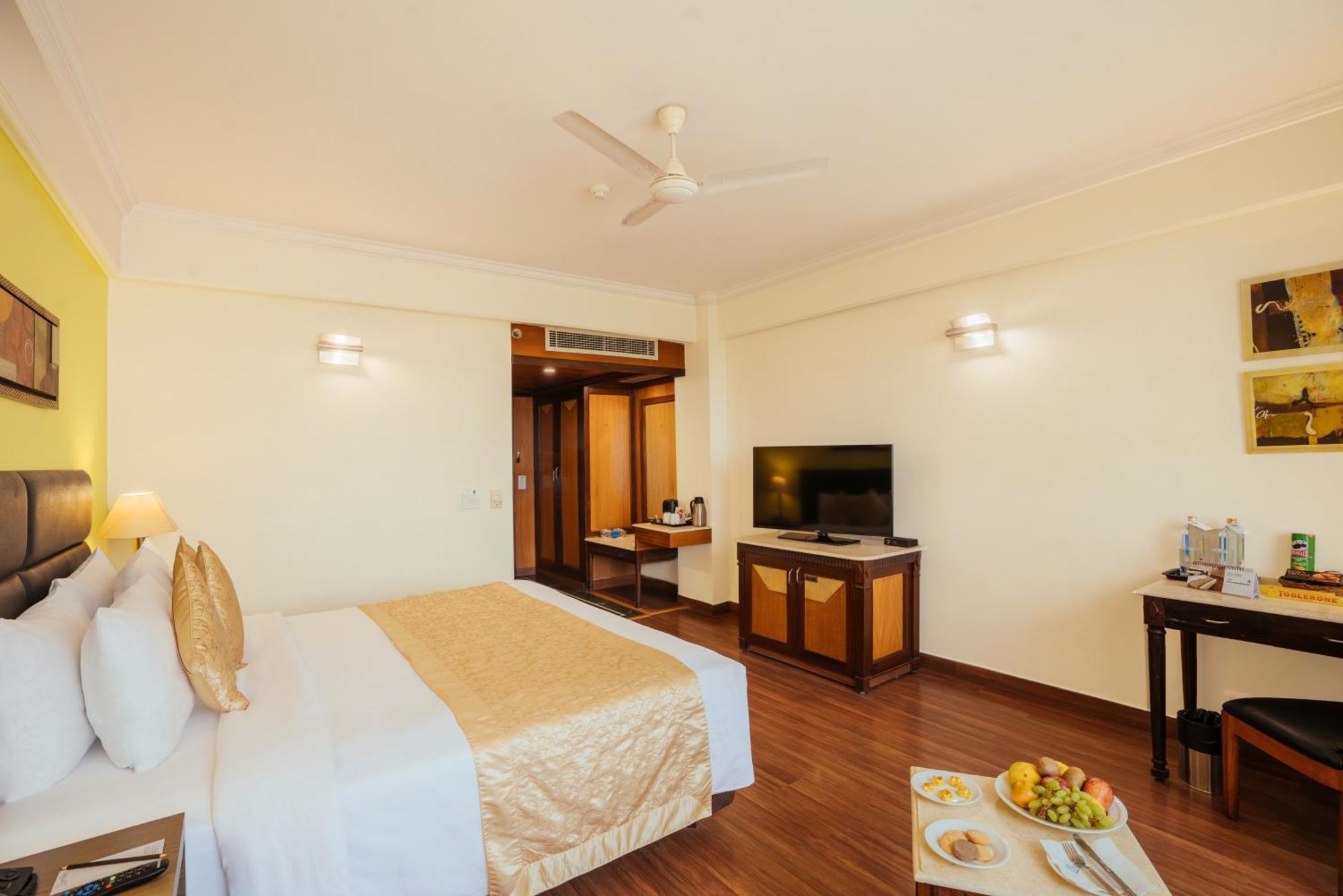 The Piccadily Hotel Lucknow Buitenkant foto
