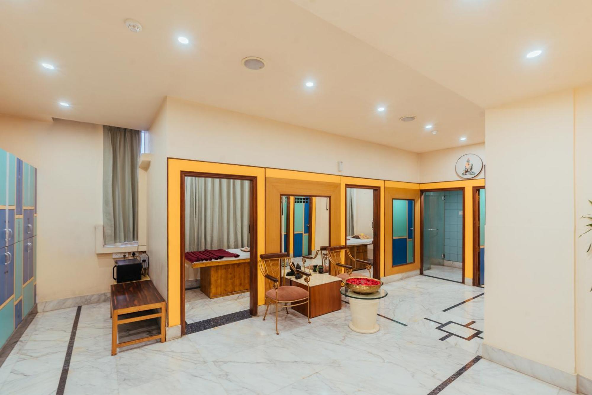The Piccadily Hotel Lucknow Buitenkant foto